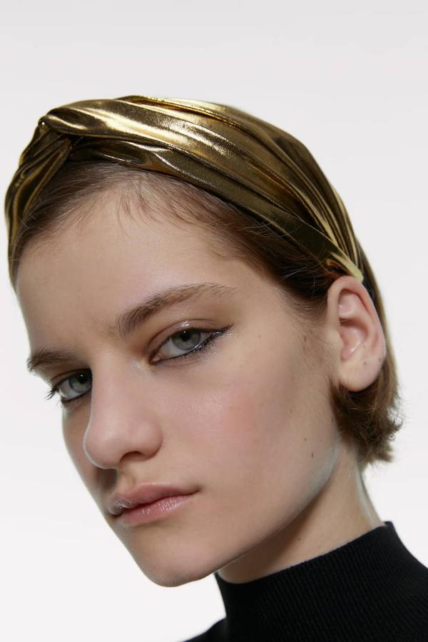 Diadema ancha metalizada con detalle de nudo, 9,95 euros (Zara).