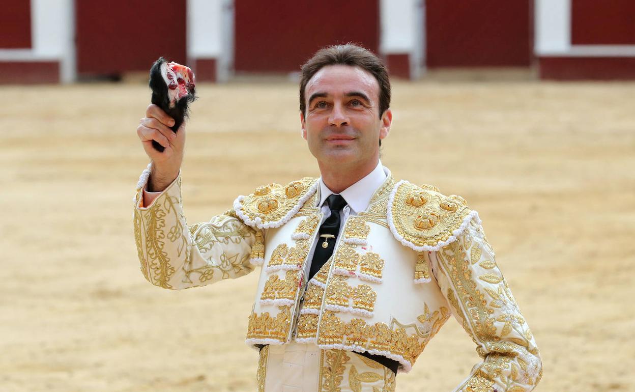 El torero Enrique Ponce se lanza como cantante