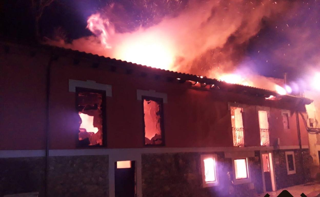Un incendio calcina una vivienda en Aller