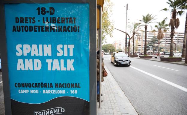 Una de las marquesinas con la publicidad. 