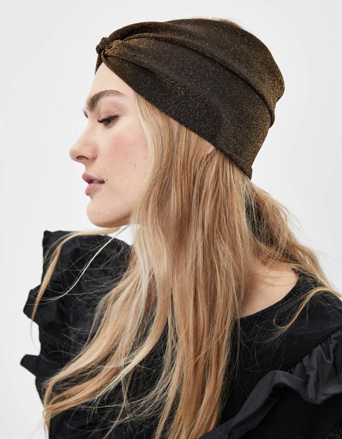 Turbante de hilo metalizado, 5,99 euros (Bershka).