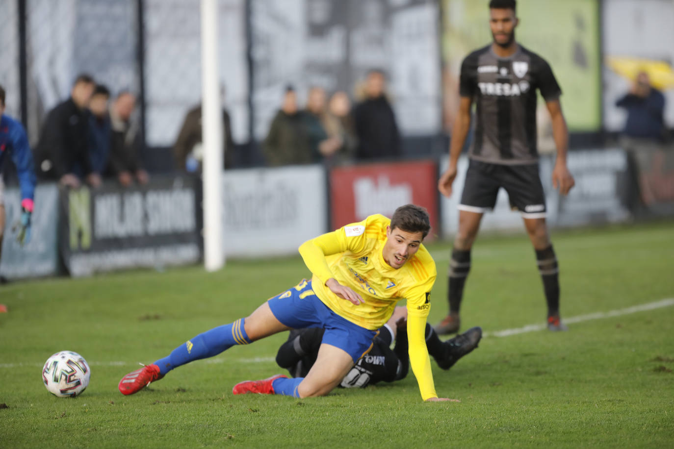 Un gol de David Querol dio la victoria al Cádiz, líder destacado de Segunda División, pese al buen partido del Lealtad, primero en Tercera Asturiana. 