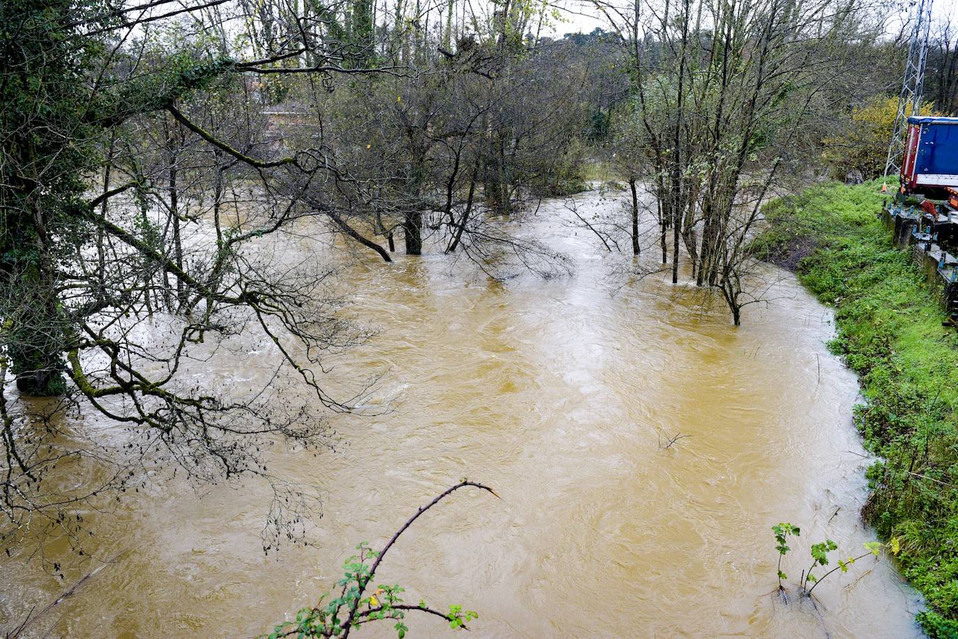 El desbordamiento de los ríos Nora y Noreña han comenzado a causar importantes desperfectos a su paso por los concejos de Oviedo y el área central de Asturias. 