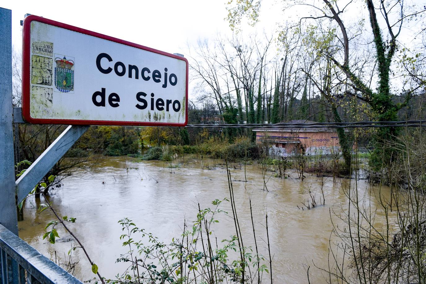 El desbordamiento de los ríos Nora y Noreña han comenzado a causar importantes desperfectos a su paso por los concejos de Oviedo y el área central de Asturias. 