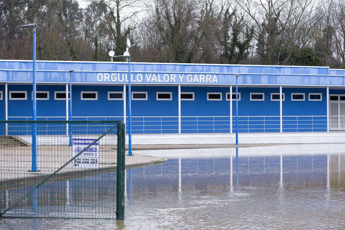 El desbordamiento de los ríos Nora y Noreña han comenzado a causar importantes desperfectos a su paso por los concejos de Oviedo y el área central de Asturias. 