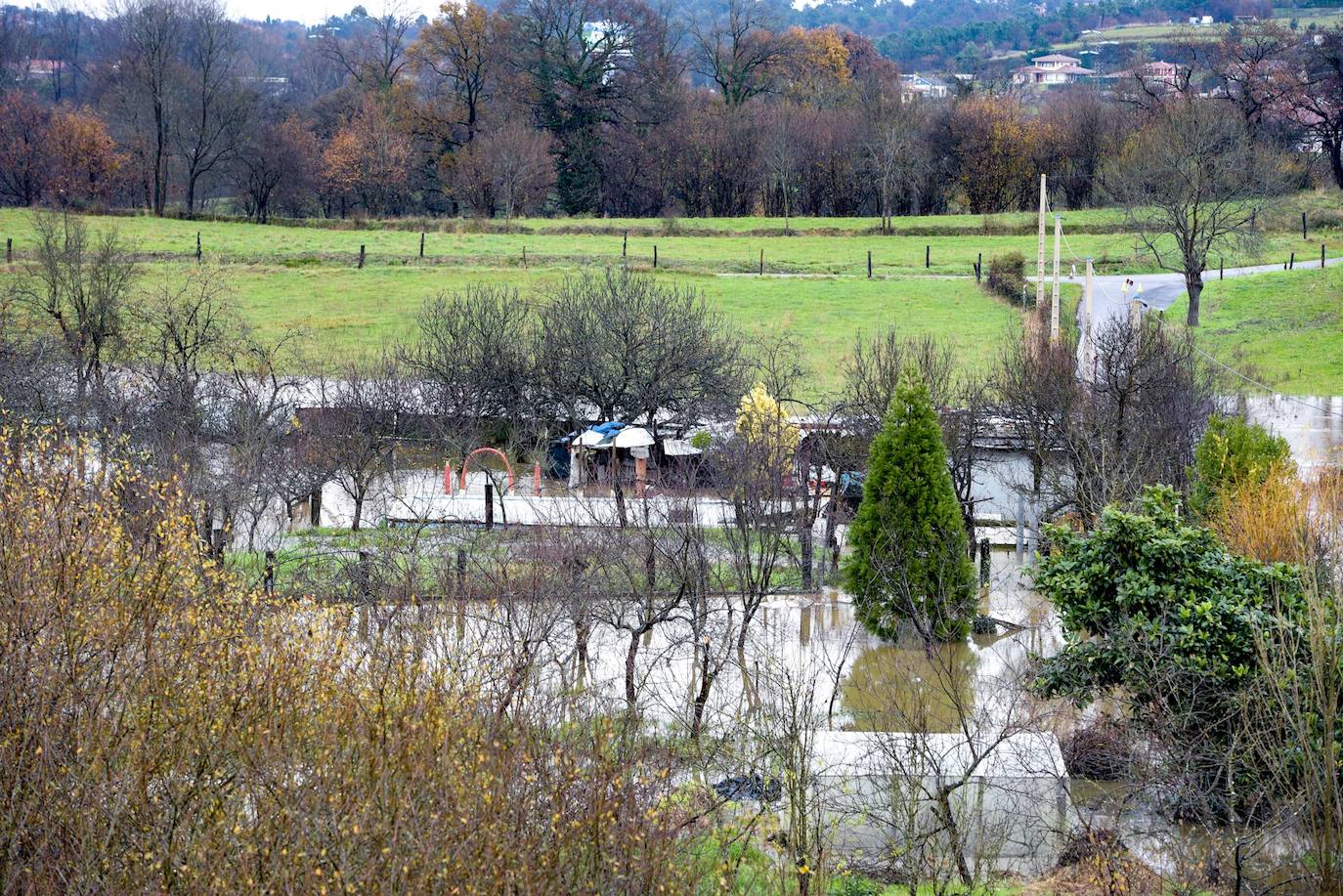 El desbordamiento de los ríos Nora y Noreña han comenzado a causar importantes desperfectos a su paso por los concejos de Oviedo y el área central de Asturias. 