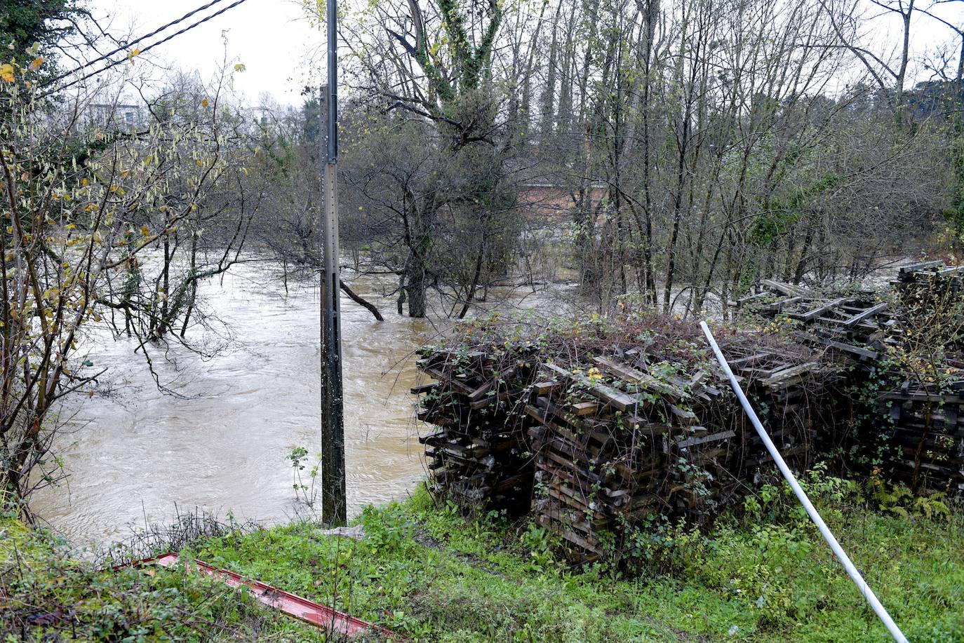 El desbordamiento de los ríos Nora y Noreña han comenzado a causar importantes desperfectos a su paso por los concejos de Oviedo y el área central de Asturias. 