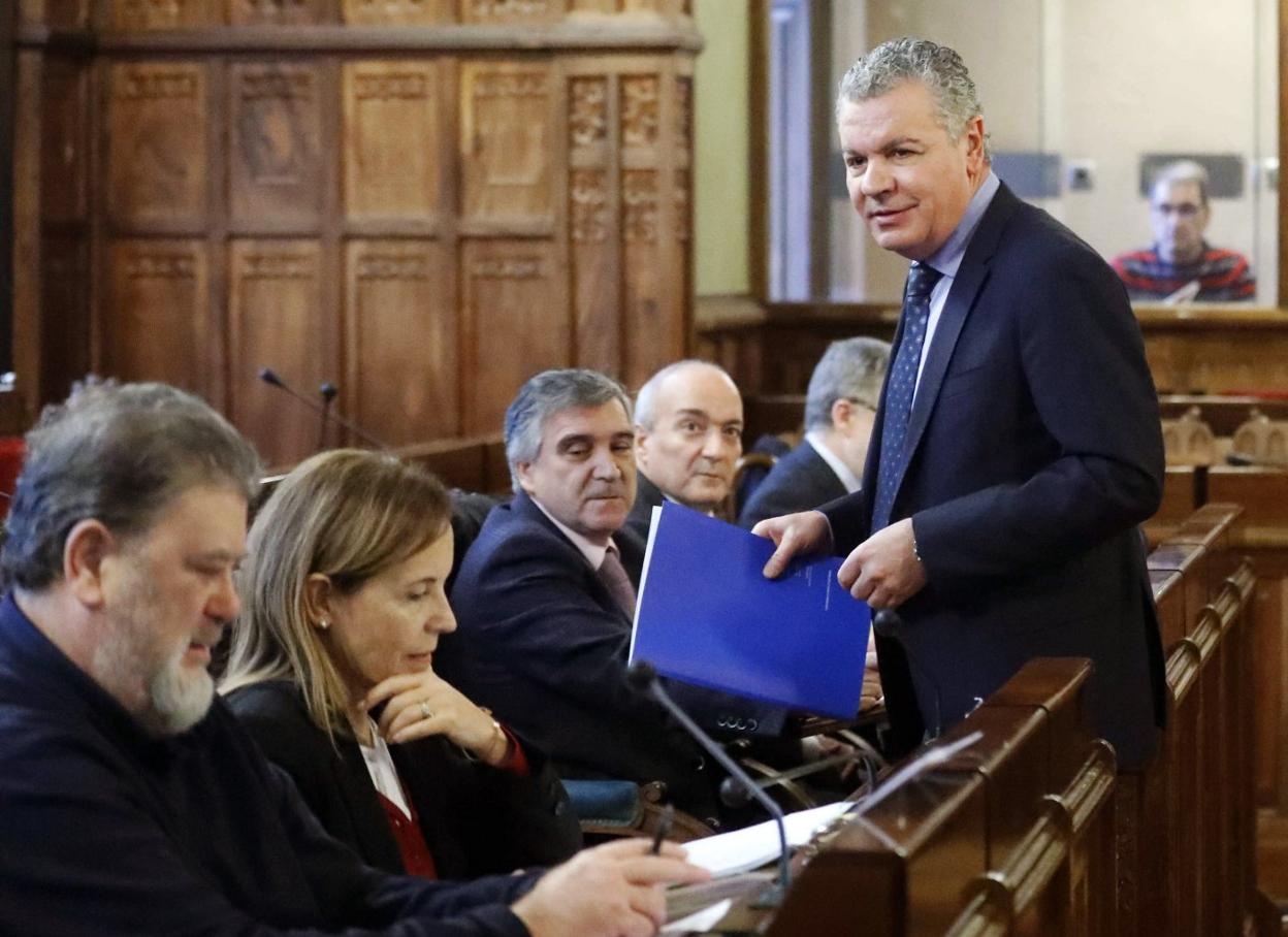 Gilberto García y Mar Celemín, en primer término, observados por Belarmino Feito, de pie. 