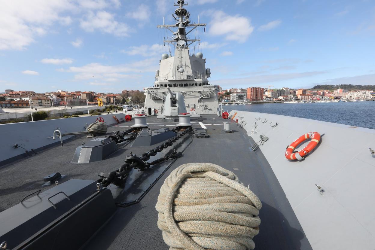 La fragata 'Cristóbal Colón', en el puerto de Avilés. 