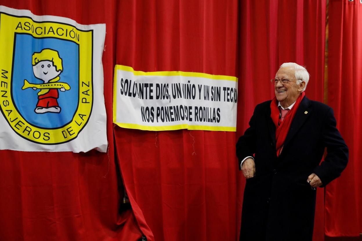 El padre Ángel, ante uno de los lemas de Mensajeros de la Paz, en la iglesia de San Antón. 