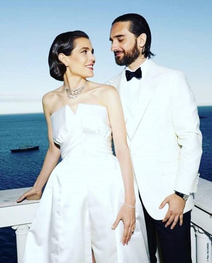 El segundo vestido para el banquete y la fiesta fue este diseño en blanco marfil de Chanel con escote palabra de honor, cuerpo entallado y falda vaporosa que recordó al que llevó su abuela en el clásico de Alfred Hitchcock 'Atrapa a un ladrón'.