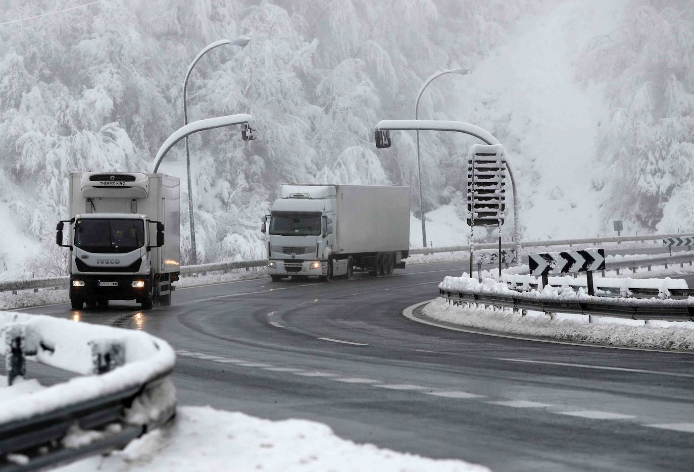 Complicada jornada en la región por las fuertes nevadas y el intenso frío, que mantiene la alerta naranja.