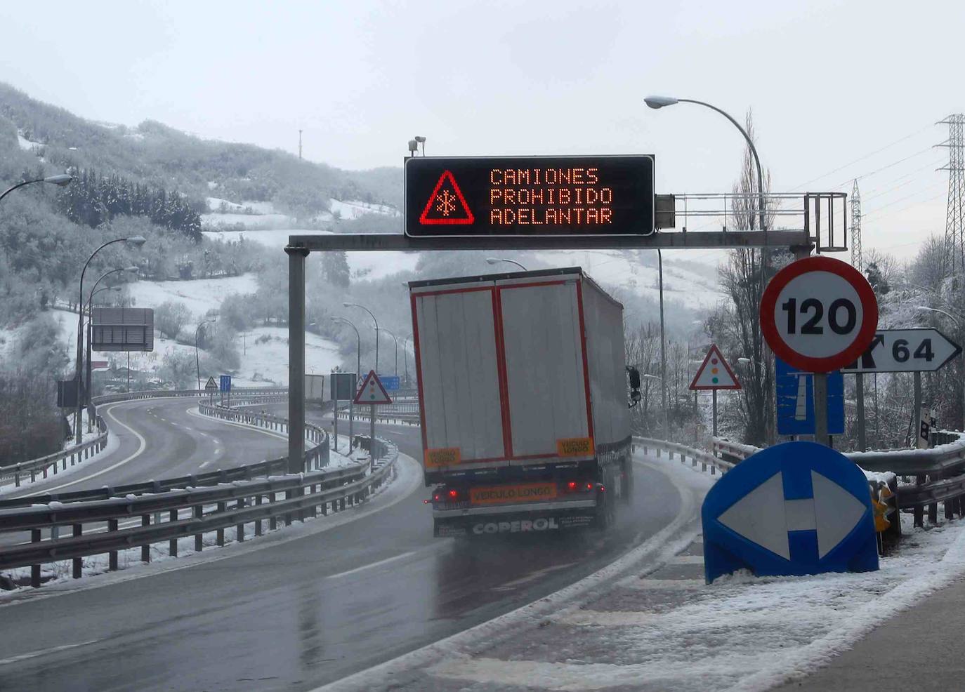 Complicada jornada en la región por las fuertes nevadas y el intenso frío, que mantiene la alerta naranja.