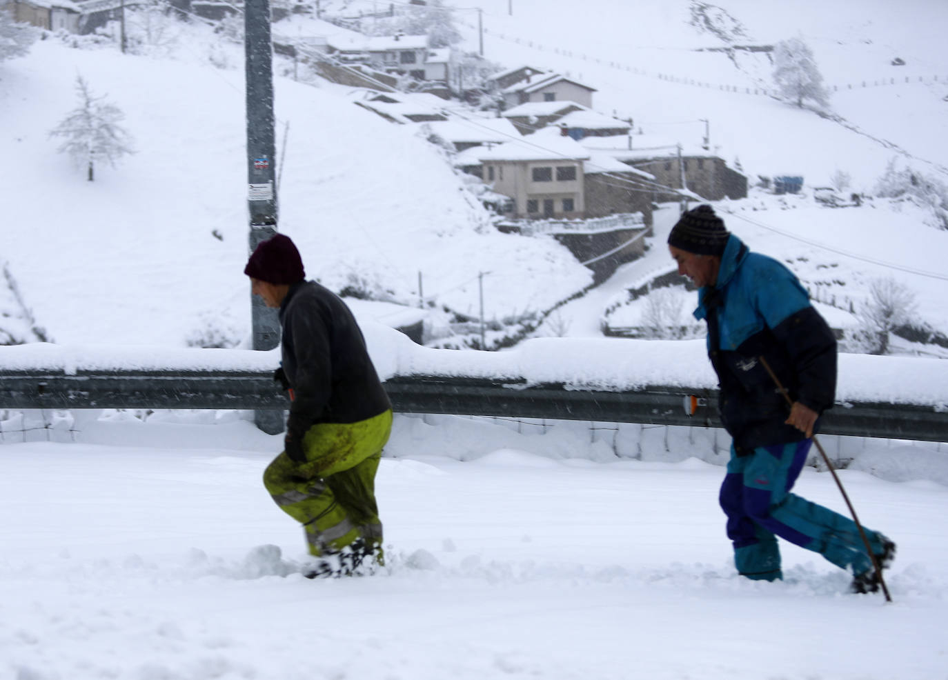 Complicada jornada en la región por las fuertes nevadas y el intenso frío, que mantiene la alerta naranja.