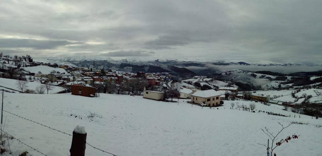 Complicada jornada en la región por las fuertes nevadas y el intenso frío, que mantiene la alerta naranja.