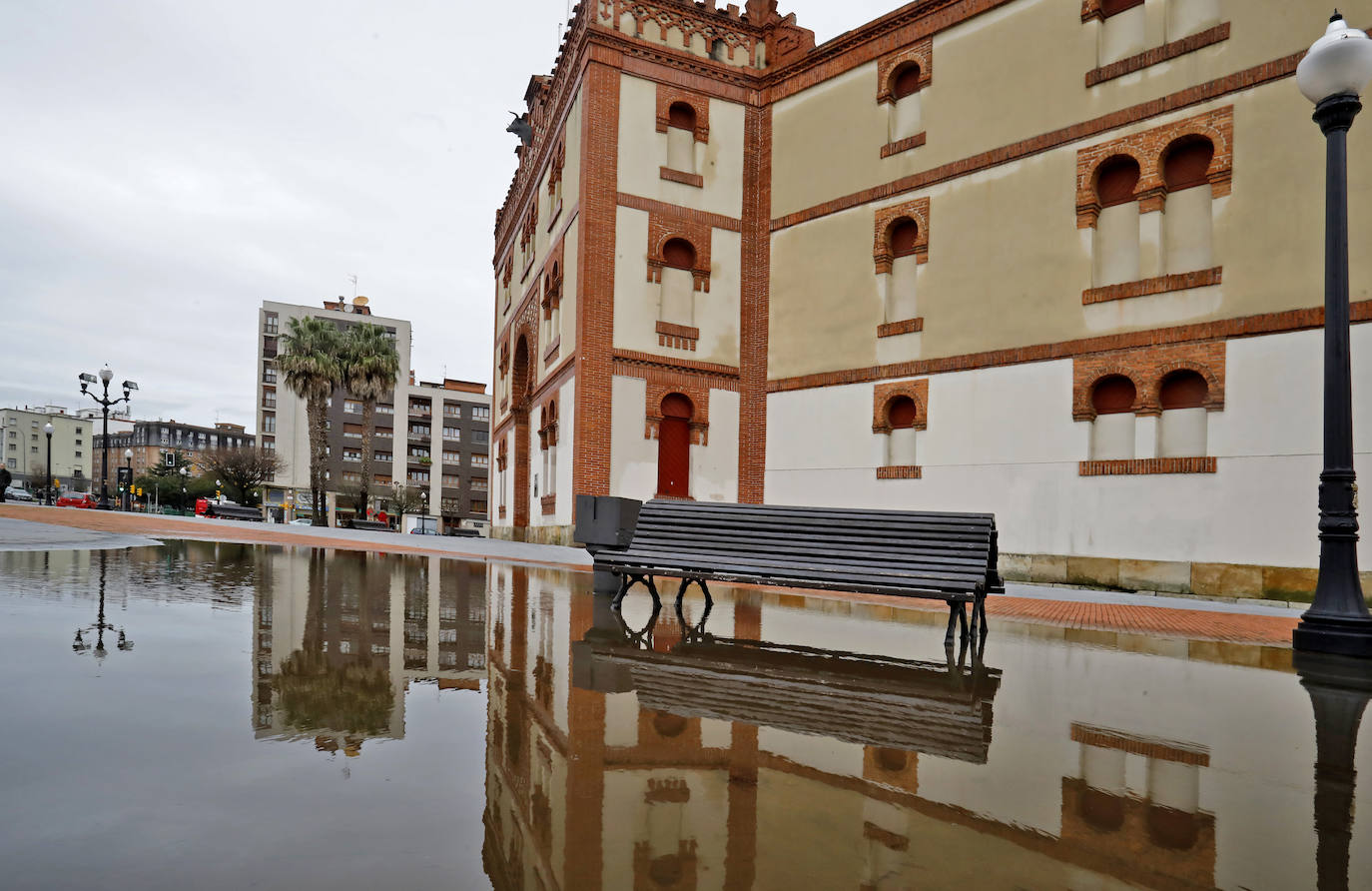 El Piles al límite de su capacidad baja con las aguas turbias y las consecuencias del temporal se dejan ver además en otros puntos de la ciudad.