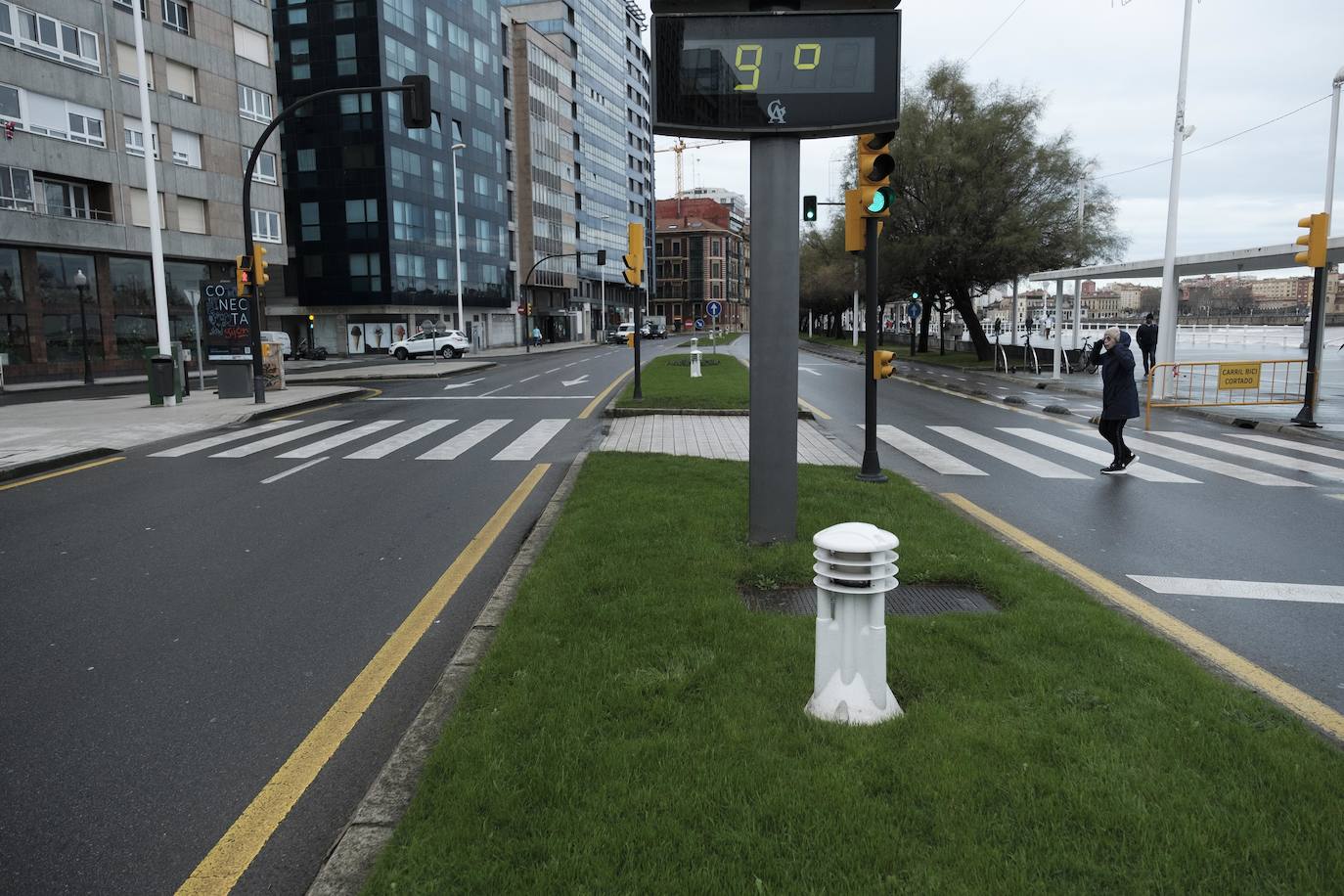 El Piles al límite de su capacidad baja con las aguas turbias y las consecuencias del temporal se dejan ver además en otros puntos de la ciudad.