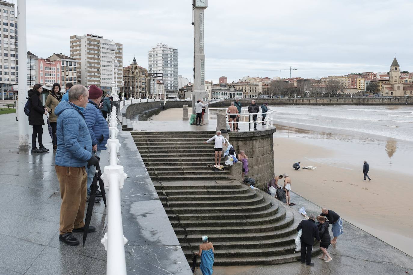 El Piles al límite de su capacidad baja con las aguas turbias y las consecuencias del temporal se dejan ver además en otros puntos de la ciudad.