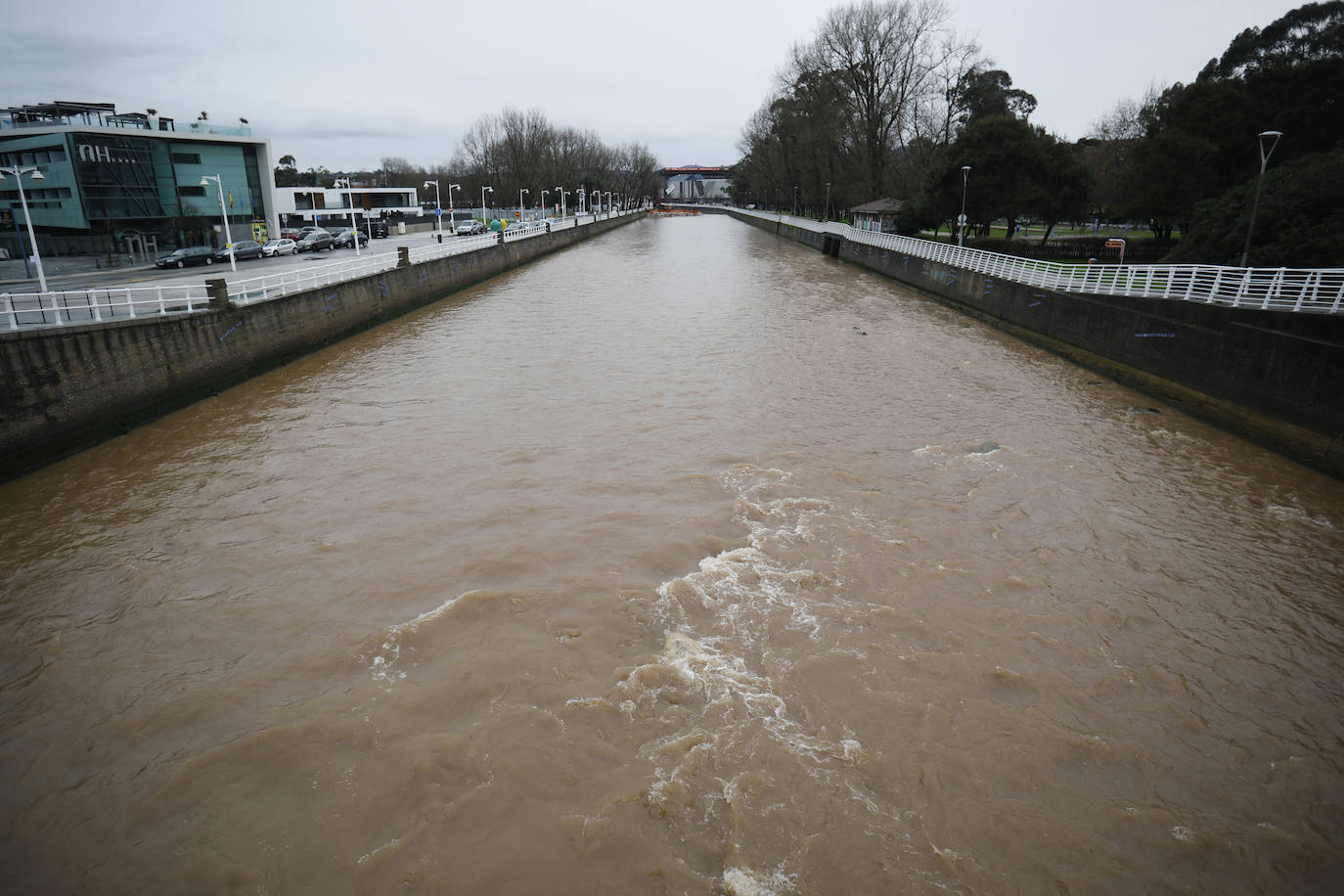 El Piles al límite de su capacidad baja con las aguas turbias y las consecuencias del temporal se dejan ver además en otros puntos de la ciudad.