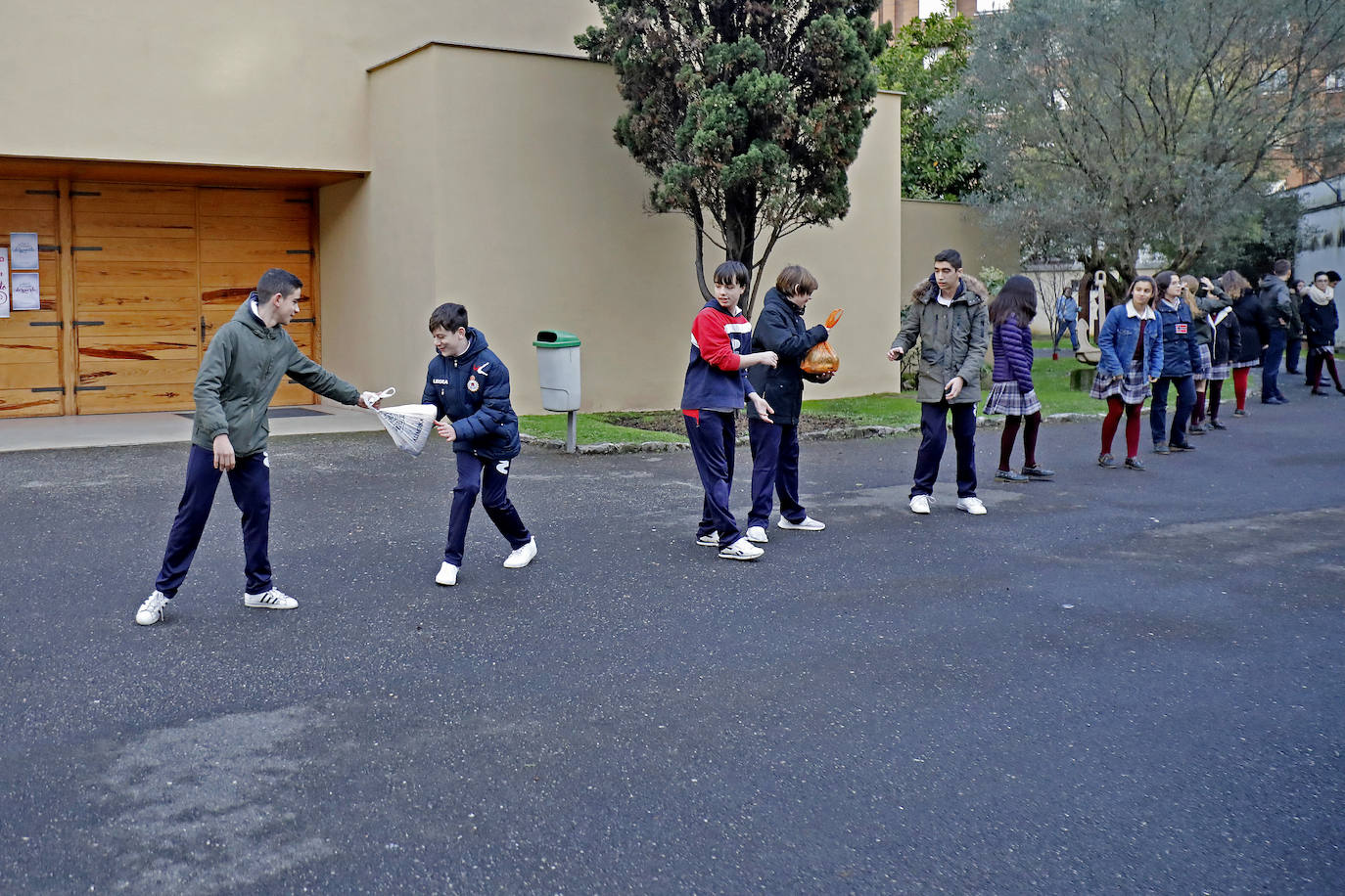 Los estudiantes del colegio Virgen Reina, de Gijón, han entregado 80 kilos de alimentos a la parroquia de La Resurrección. 