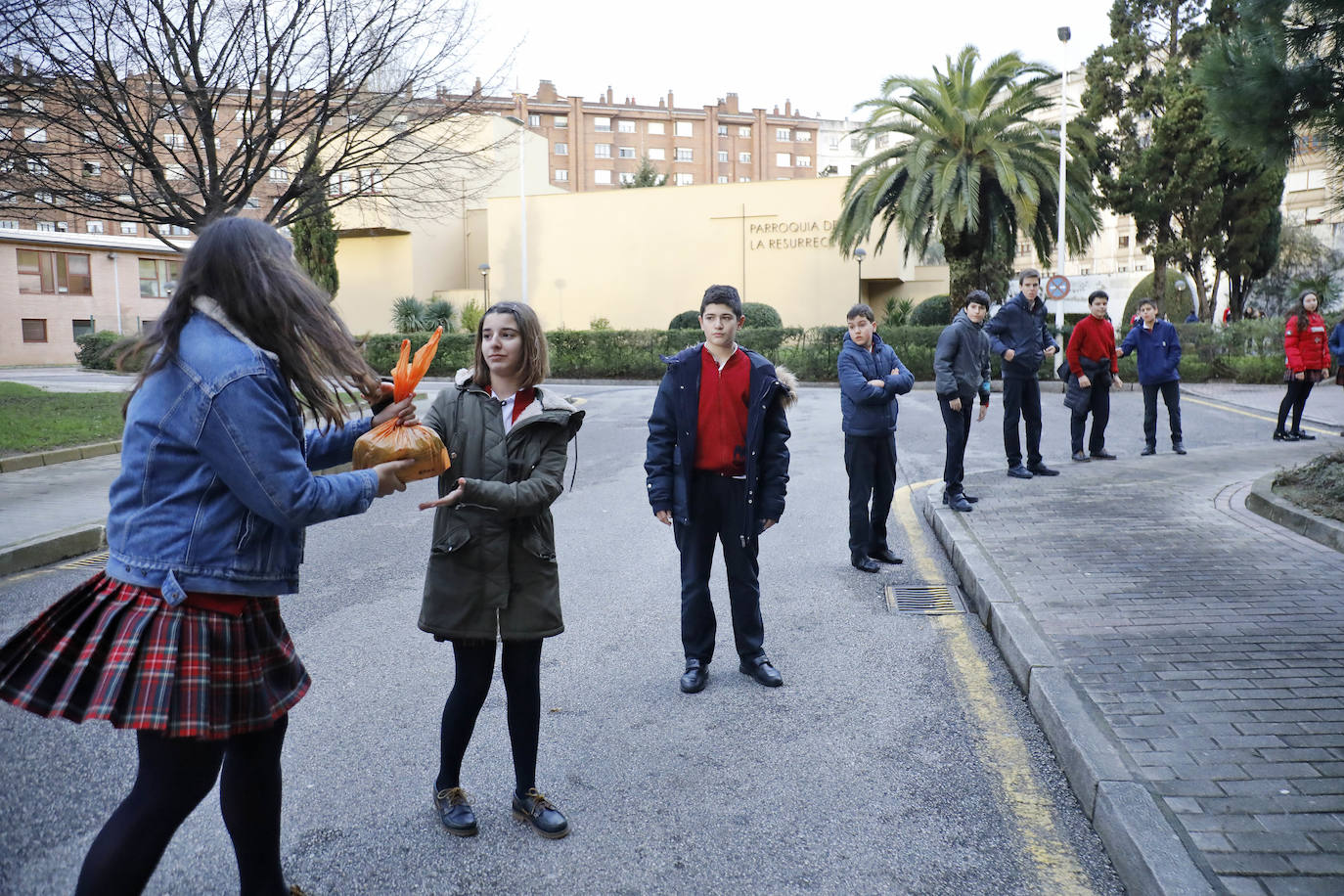 Los estudiantes del colegio Virgen Reina, de Gijón, han entregado 80 kilos de alimentos a la parroquia de La Resurrección. 
