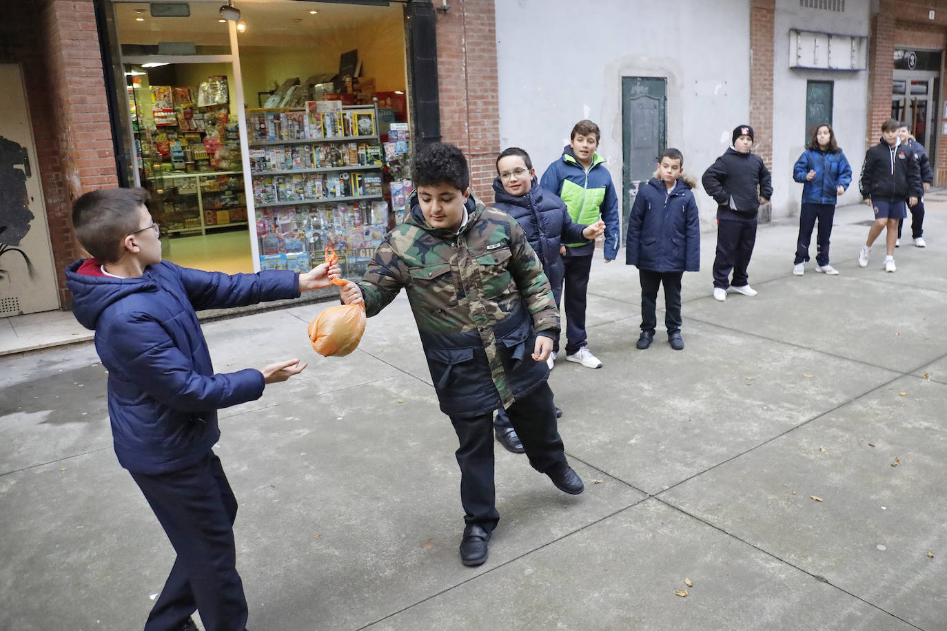 Los estudiantes del colegio Virgen Reina, de Gijón, han entregado 80 kilos de alimentos a la parroquia de La Resurrección. 