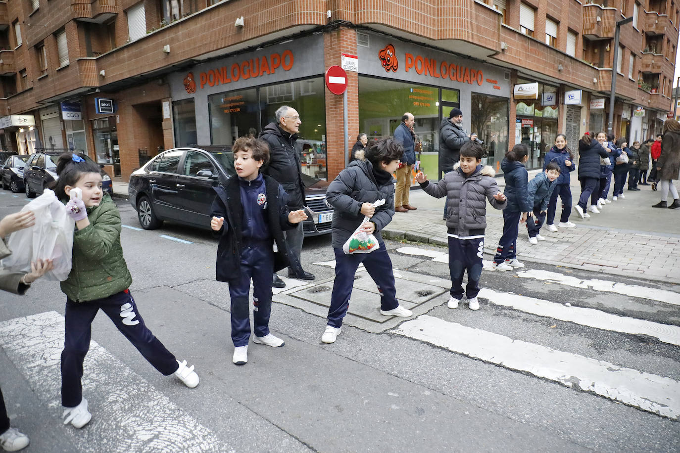 Los estudiantes del colegio Virgen Reina, de Gijón, han entregado 80 kilos de alimentos a la parroquia de La Resurrección. 