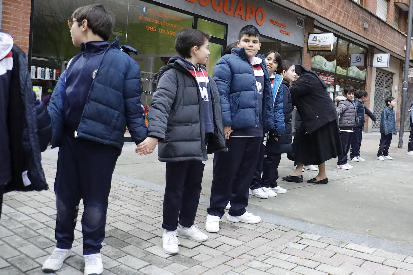 Los estudiantes del colegio Virgen Reina, de Gijón, han entregado 80 kilos de alimentos a la parroquia de La Resurrección. 