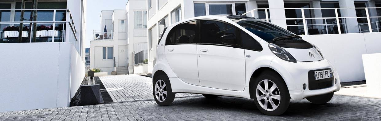 Citroën C-Zero: Se trata de un coche eléctrico de primera generación y ya vamos por la tercera o cuarta, según los expertos. Tiene cuatro plazas, alcanza una velocidad máxima de 130 km/h y posee una autonomía de hasta 150 km. 