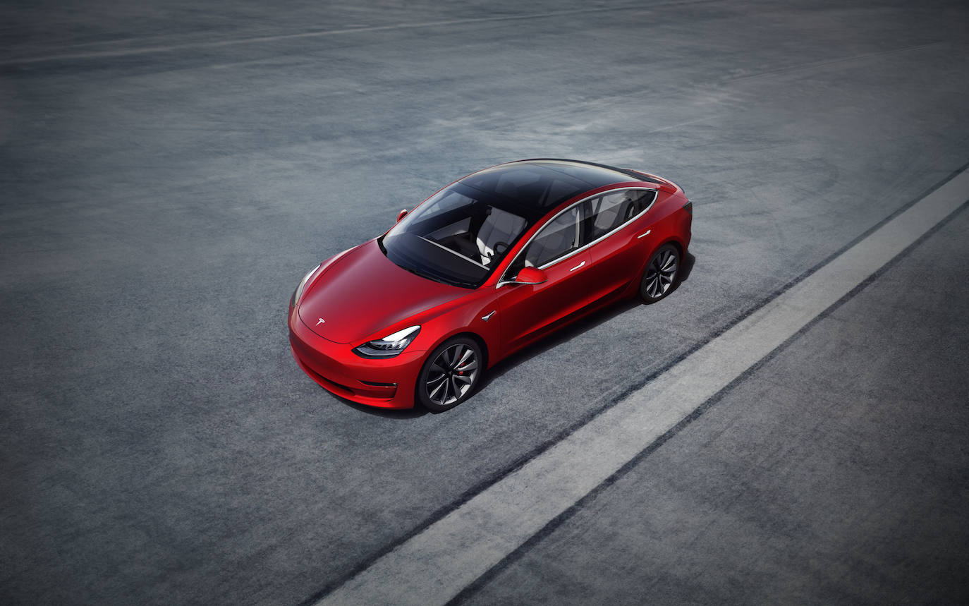 Tesla Model 3: el primer modelo "asequible" de Tesla. Eléctrico puro, con buenas prestaciones y un interior minimalista presidido por una gran pantalla central capaz de controlarlo todo. Su autonomía oscila entre los 415 y 544 kilómetros, dependiendo de la batería. 