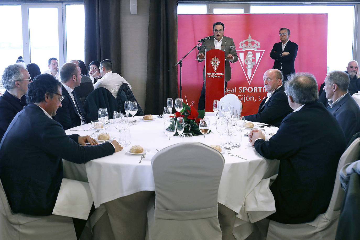 Los jugadores y las jugadoras del Sporting han compartido con la directiva la tradicional comida de Navidad en un hotel de Gijón.