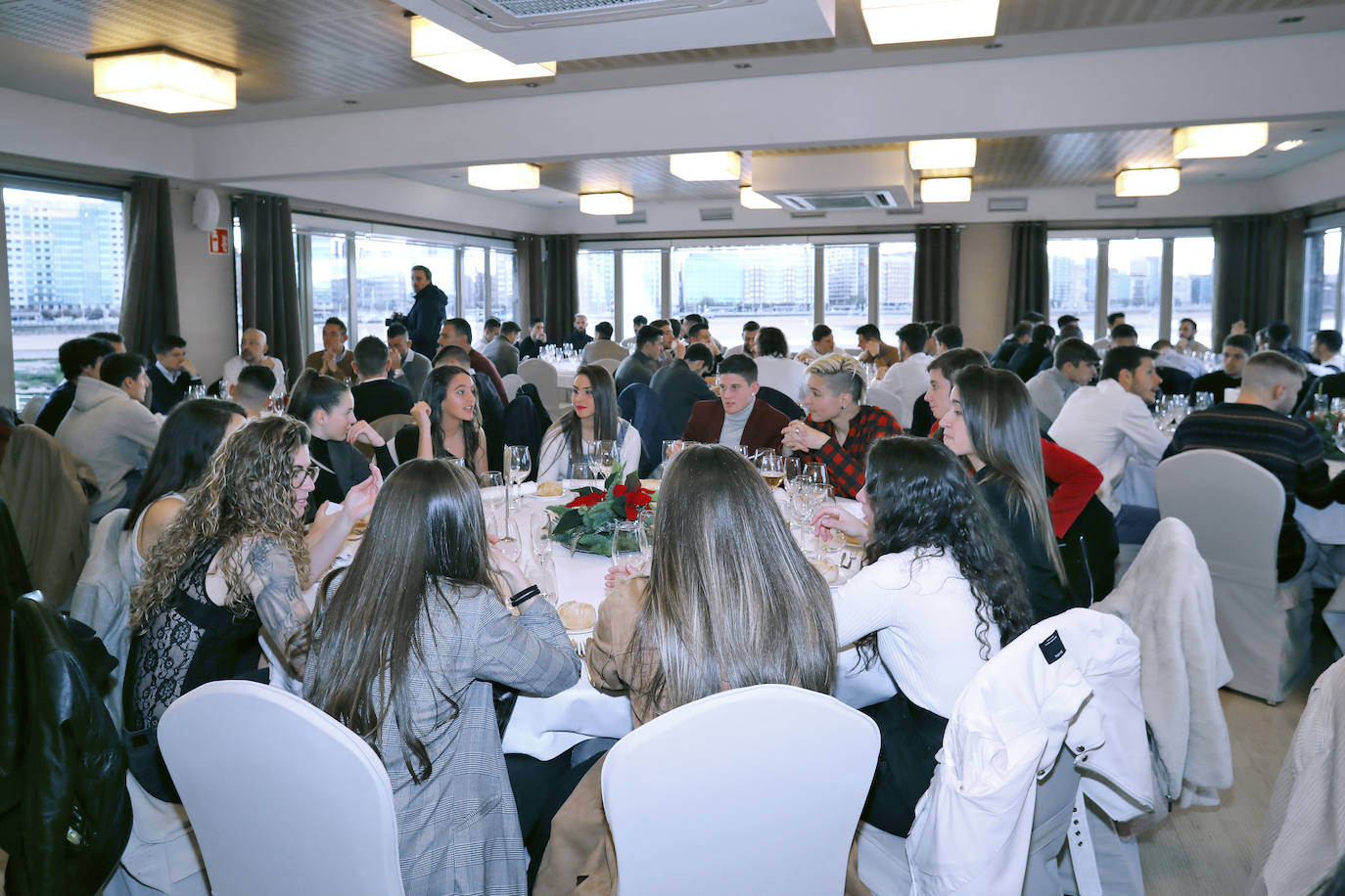 Los jugadores y las jugadoras del Sporting han compartido con la directiva la tradicional comida de Navidad en un hotel de Gijón.