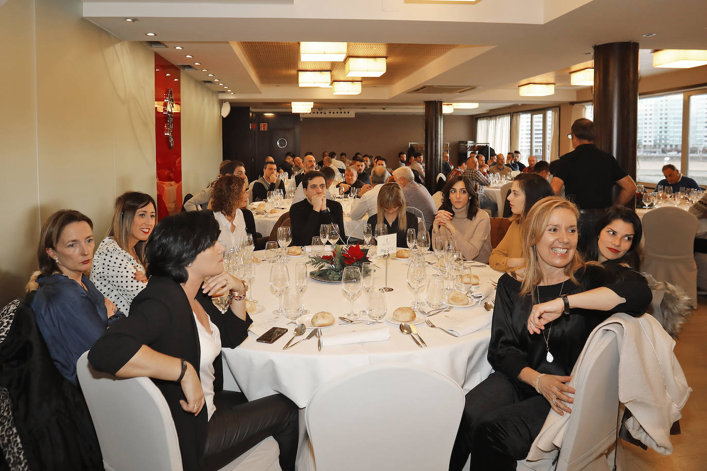 Los jugadores y las jugadoras del Sporting han compartido con la directiva la tradicional comida de Navidad en un hotel de Gijón.