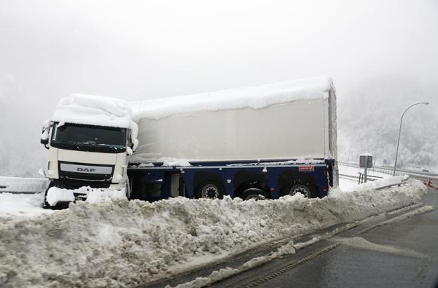 Un camión hizo la tijera en la autopista del Huerna, en sentido Asturias, en la misma curva donde otro transportista perdió la vida el 8 de noviembre. 