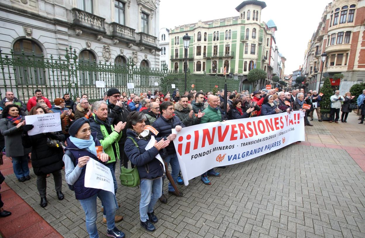 Decenas de personas se manifestaron frente a la sede de Presidencia para exigir inversiones en Valgrande-Pajares. 