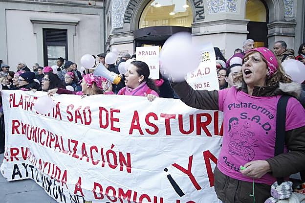 Manifestantes frente a la Fundación de Servicios Sociales. 