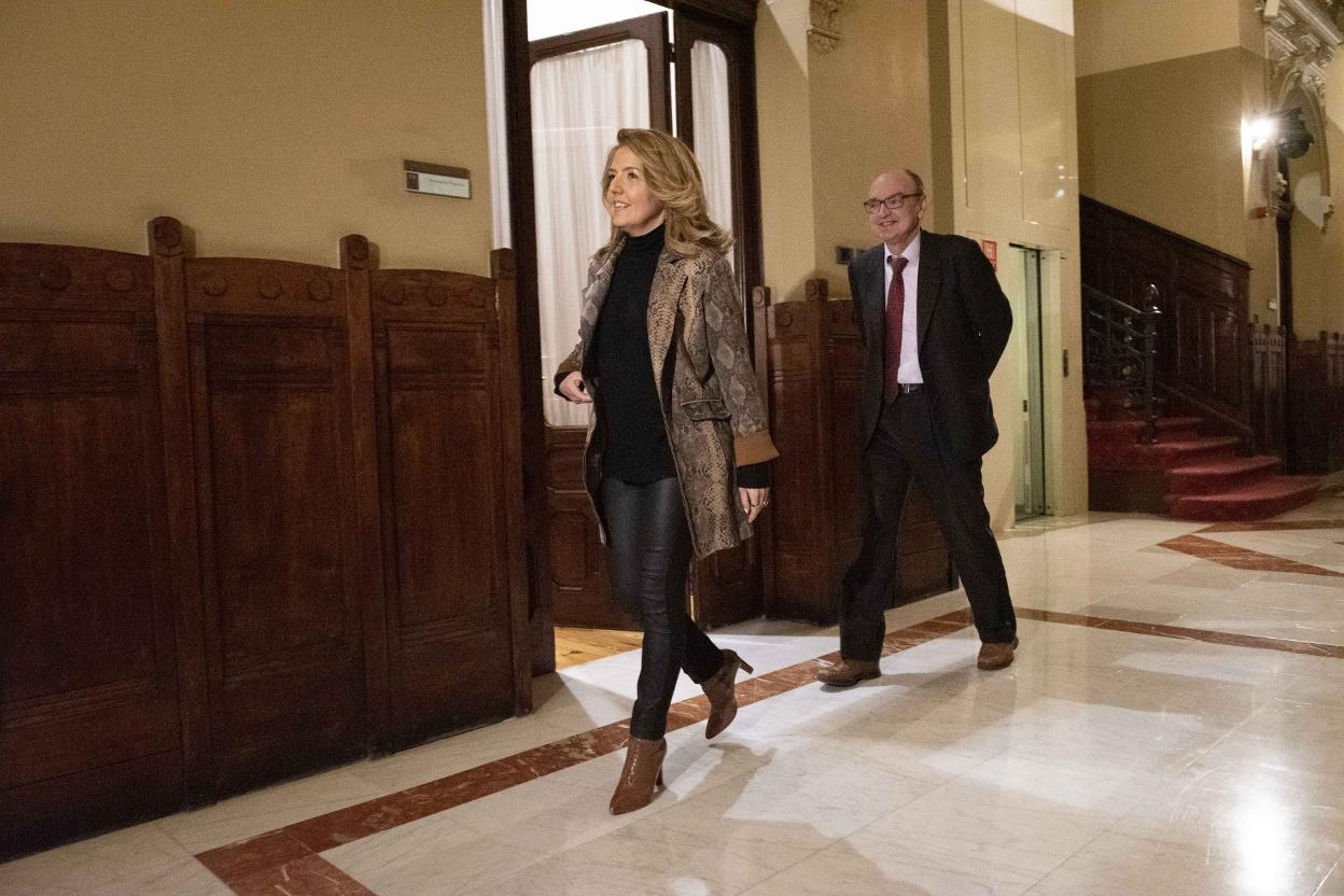 Teresa Mallada, acompañada por uno de sus asesores, en los pasillos de la Junta General. 