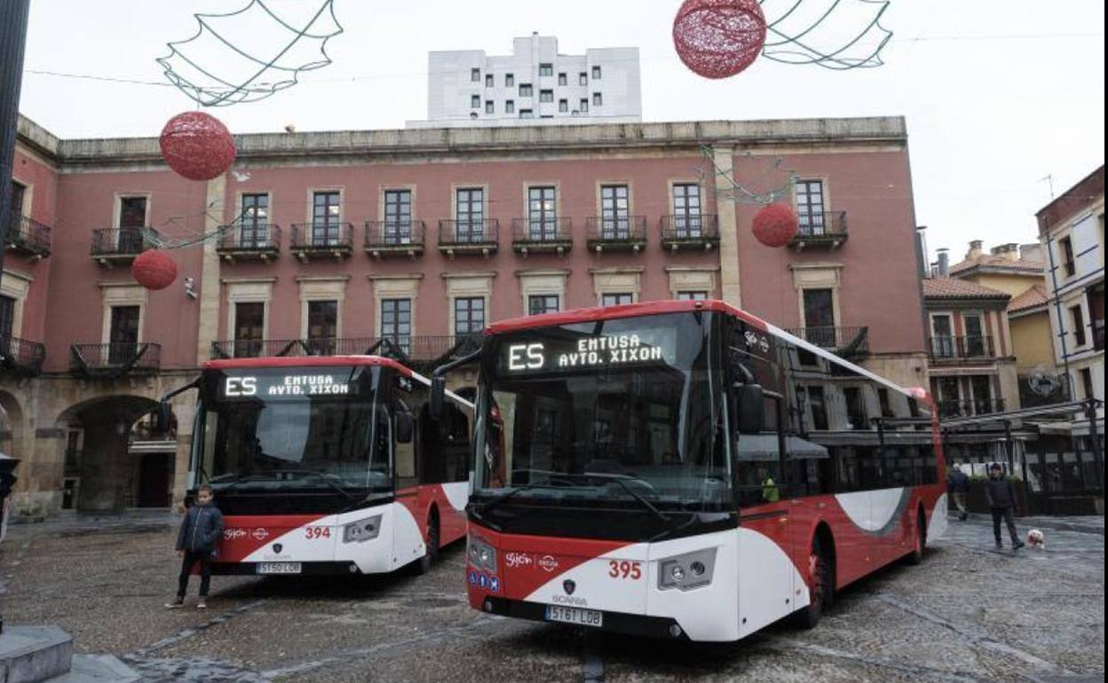 Dos de los nuevos autobuses de EMTUSA, presentados hoy.