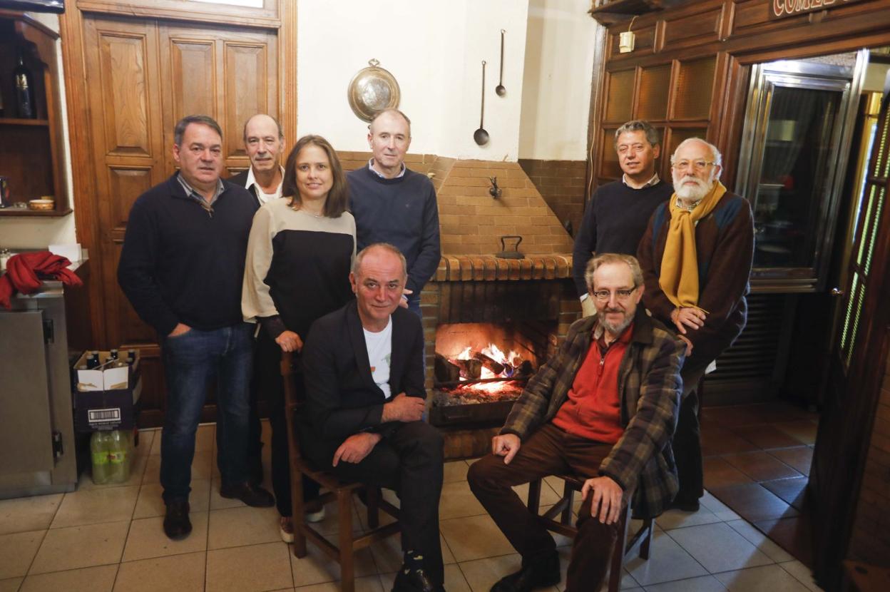 De pie, Fulgencio Argüelles, José Barbosa (del Llagar de Cenera), María de Álvaro, Luis Felipe Fernández, Ismael González Arias y Miguel Ángel de Blas. Sentados, Xuan Bello y Ernesto Burgos. 