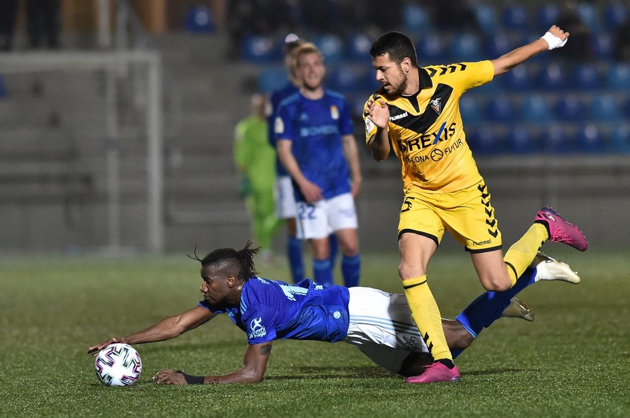 Ibra, autor del gol azul, se cae ante la entrada de un rival.