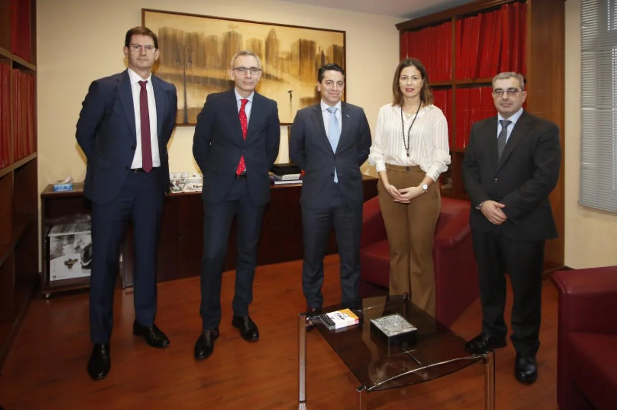 Goyo Ezama, Manuel Ángel Alonso, Joaquín García, Paula Beirán y Marcelino Gutiérrez, en EL COMERCIO. 