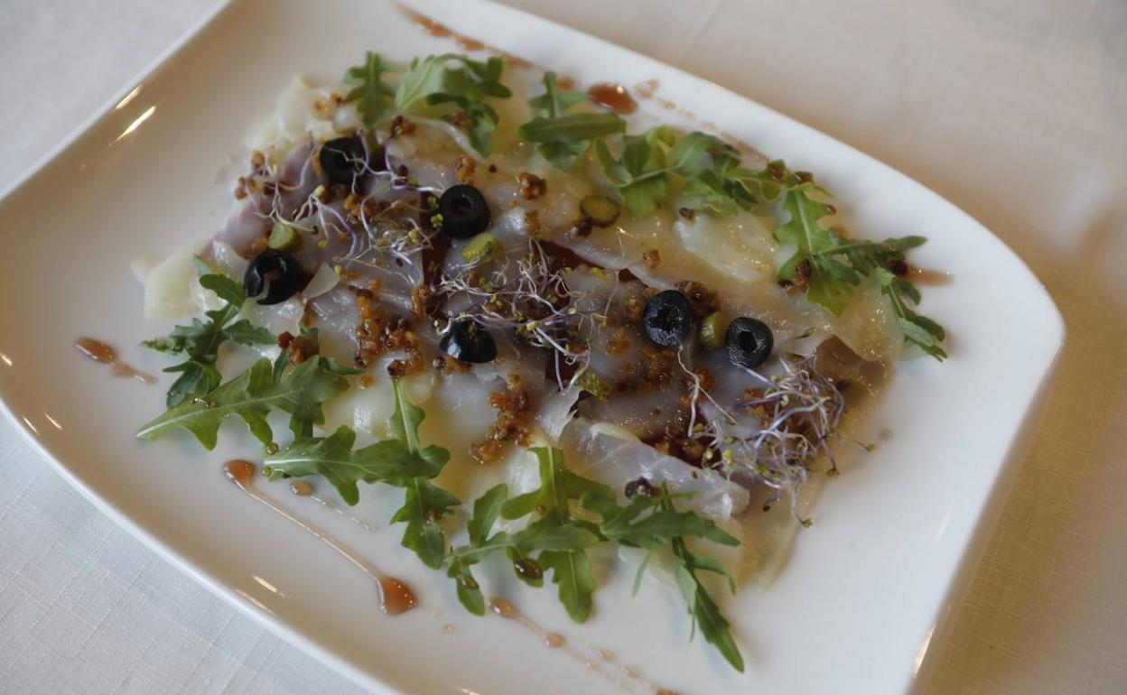 Carpaccio de bacalao con gelatina de tomate y vinagreta de pistachos