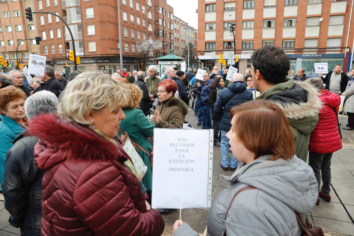 Un centenar de vecinos de El Llano, profesionales y colectivos sindicales y sociales se han concentrado frente al centro de salud para reclamar una sanidad de calidad y en contra de los recortes.