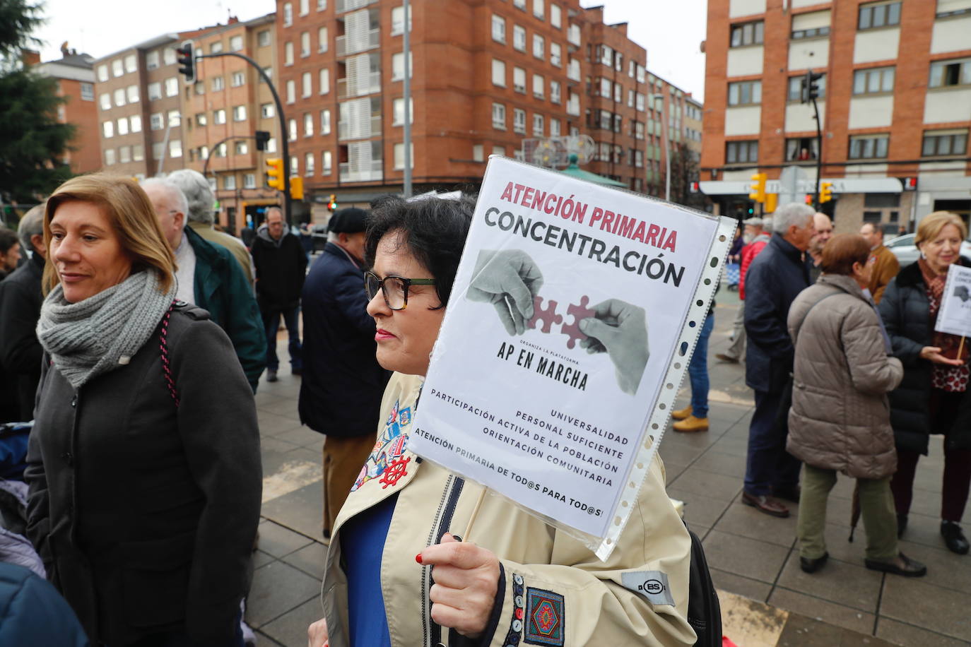 Un centenar de vecinos de El Llano, profesionales y colectivos sindicales y sociales se han concentrado frente al centro de salud para reclamar una sanidad de calidad y en contra de los recortes.