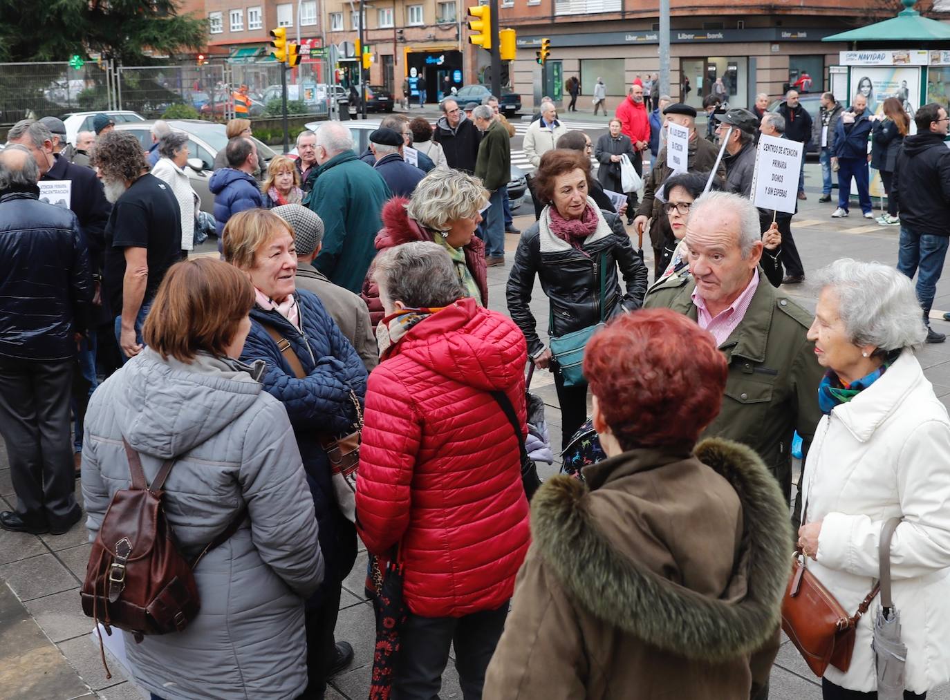 Un centenar de vecinos de El Llano, profesionales y colectivos sindicales y sociales se han concentrado frente al centro de salud para reclamar una sanidad de calidad y en contra de los recortes.