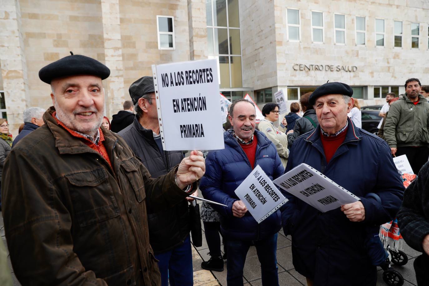 Un centenar de vecinos de El Llano, profesionales y colectivos sindicales y sociales se han concentrado frente al centro de salud para reclamar una sanidad de calidad y en contra de los recortes.