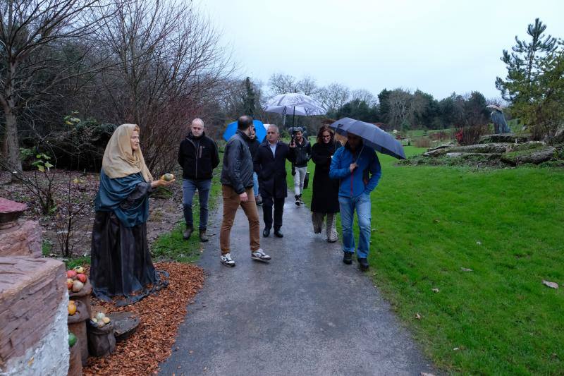 El espacio divulgativo estrena como novedades una réplica del faro del cabo Torres que se ubica en el centro del laberinto de laurel. El Botánico ha presentado también nuevas actividades como las visitas guiadas sobre las especies invasoras, así como un belén monumental y muchos talleres dirigidos a todo tipo de público.