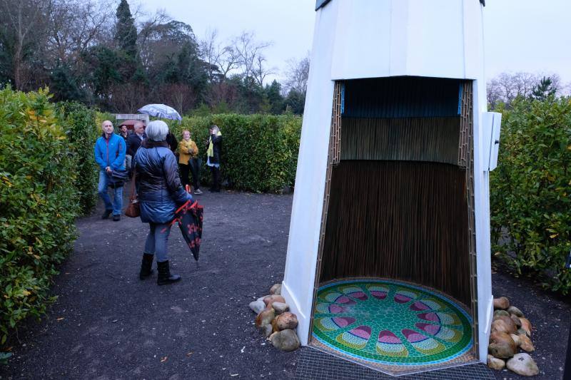 El espacio divulgativo estrena como novedades una réplica del faro del cabo Torres que se ubica en el centro del laberinto de laurel. El Botánico ha presentado también nuevas actividades como las visitas guiadas sobre las especies invasoras, así como un belén monumental y muchos talleres dirigidos a todo tipo de público.