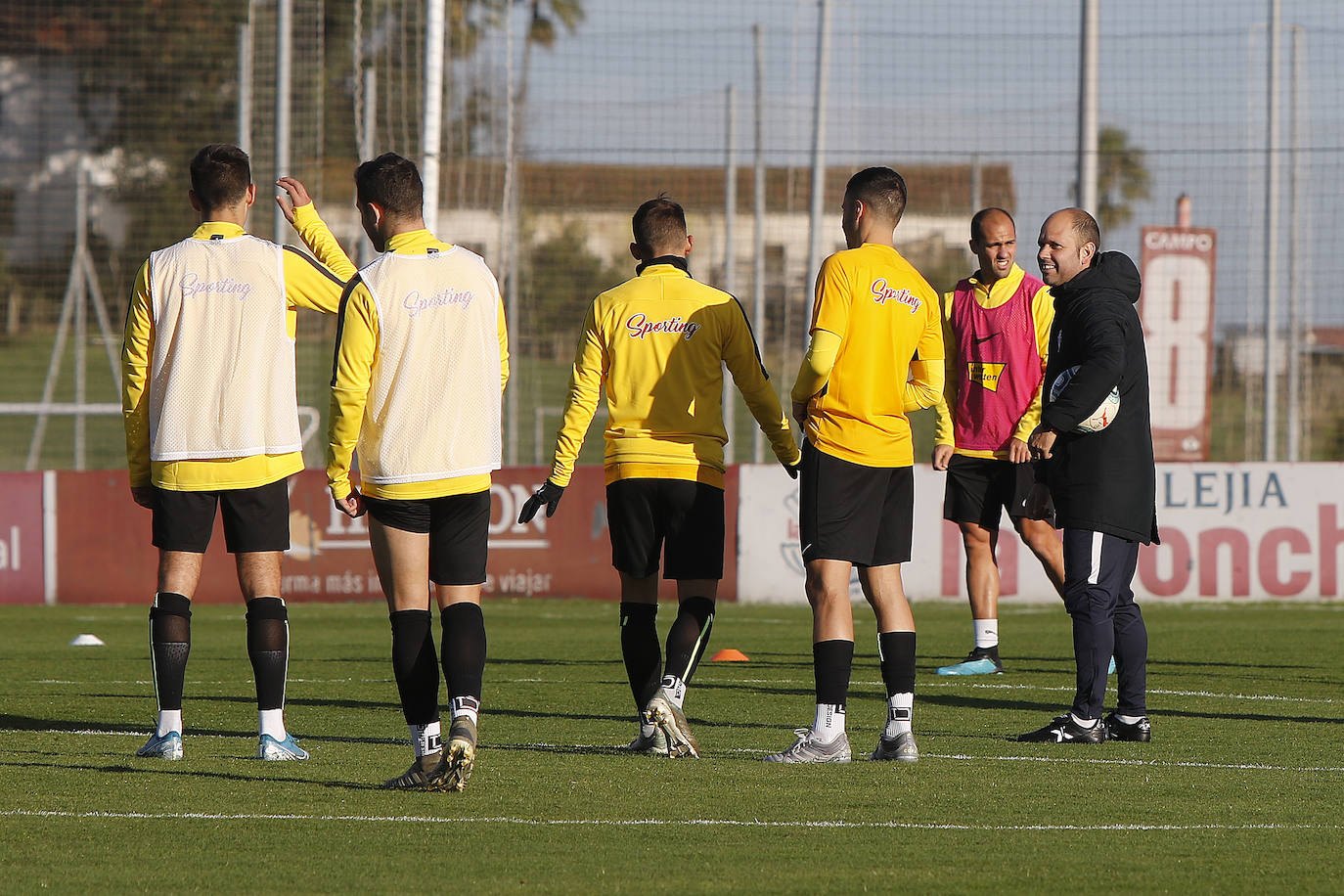 Los jugadores del Sporting han entrenado este viernes para tratar de sumar los tres puntos en el encuentro contra el Extremadura, que se celebra el sábado en El Molinón. 