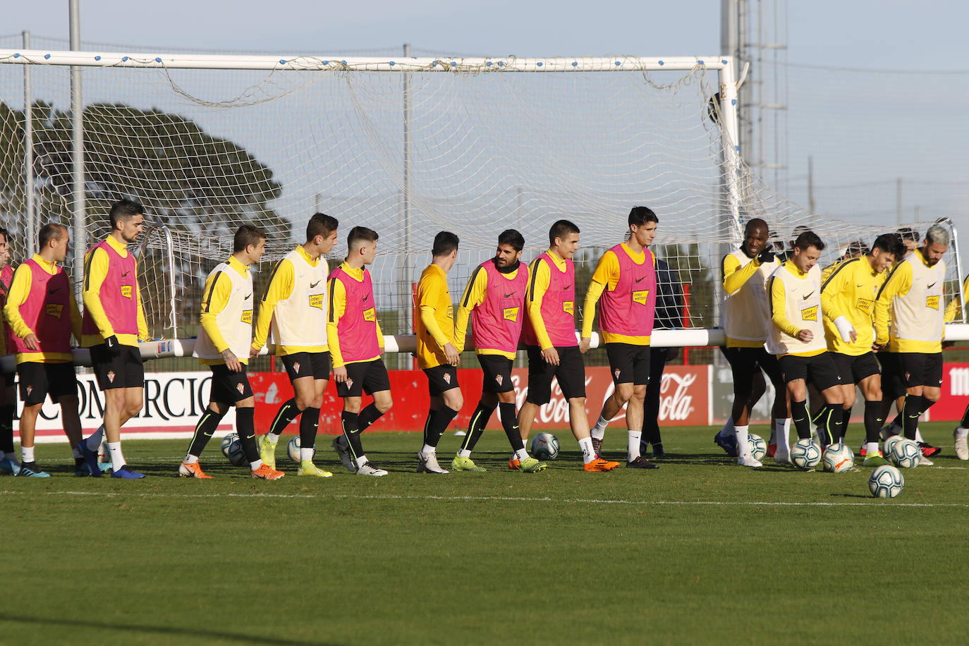 Los jugadores del Sporting han entrenado este viernes para tratar de sumar los tres puntos en el encuentro contra el Extremadura, que se celebra el sábado en El Molinón. 